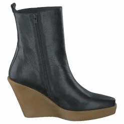 Nude of Scandinavia Ubah Saratoga / Nero