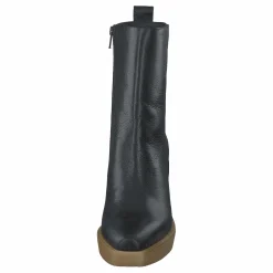 Nude of Scandinavia Ubah Saratoga / Nero